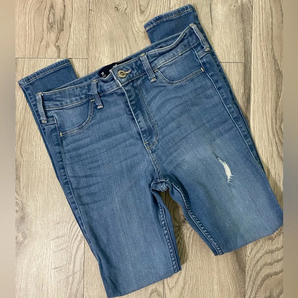 Hollister High Rise Distressed Stretchy Blue Jeans Size 7R - Picture 1 of 4